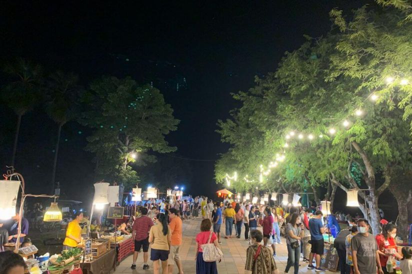 Mercado Nocturno en el Parque Histórico de Sukhothai