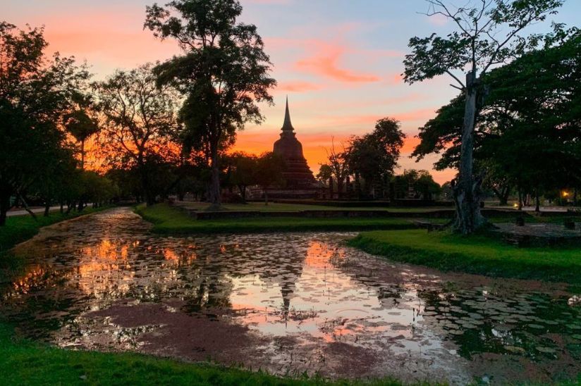 Atardecer en el Parque Histórico de Sukhothai